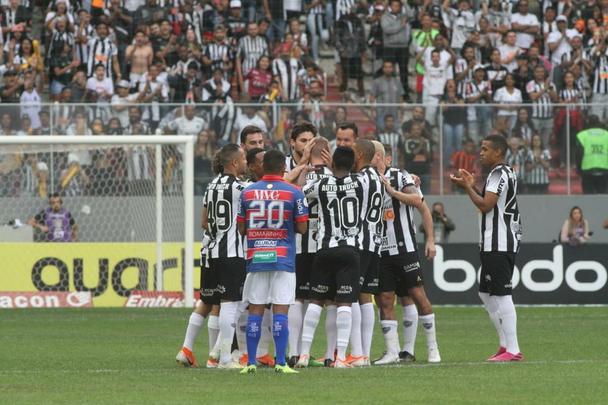 Imagens da partida entre Atlético e Fortaleza, no Independência
