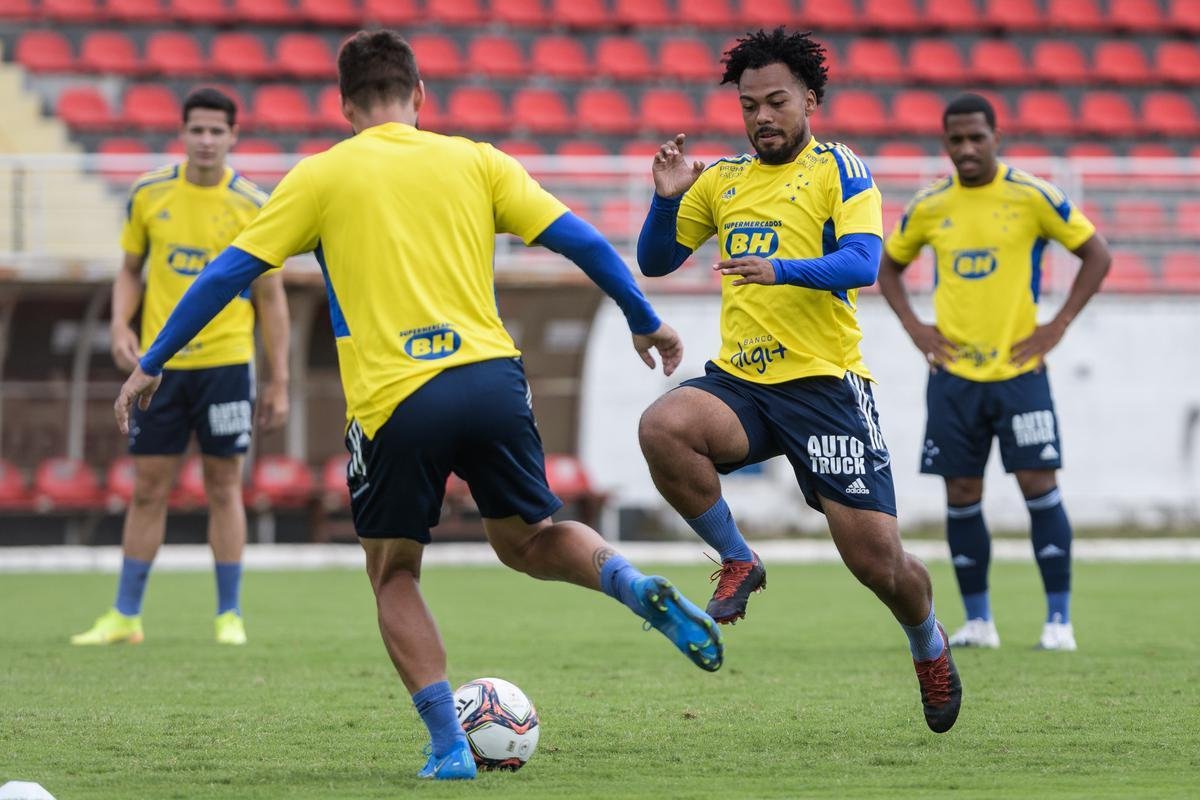 Fotos do treino do Cruzeiro no estdio Melo, em Varginha, na manh deste sbado (03/04)