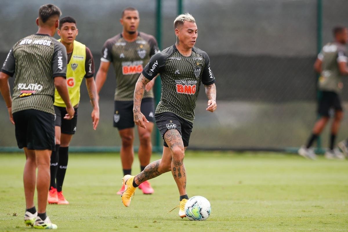 Imagens do primeiro treino de Eduardo Vargas pelo Atltico