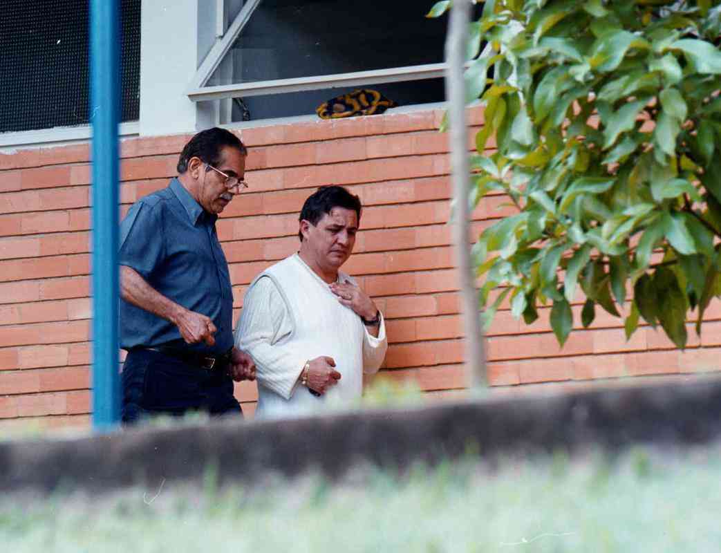  11/06/2001 - Benecy Queiroz ao lado do presidente Zezé Perrella na Toca da Raposa I