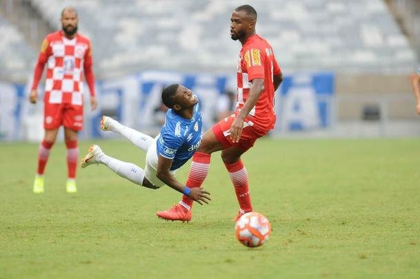 No segundo tempo, David ampliou a vitria do Cruzeiro para 2 a 0, em belo gol