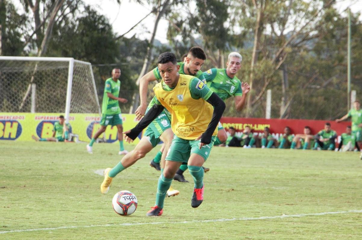 O Amrica segue em preparao para a deciso do Campeonato Mineiro, contra o Atltico. No prximo sbado (22), s 16h30, os rivais se enfrentaro no Mineiro, em Belo Horizonte. Para ser campeo estadual pela 17 vez, o Coelho precisar vencer o confronto. Isso porque a primeira partida terminou empatada em 0 a 0, e o Atltico possui a vantagem de jogar por um novo empate.