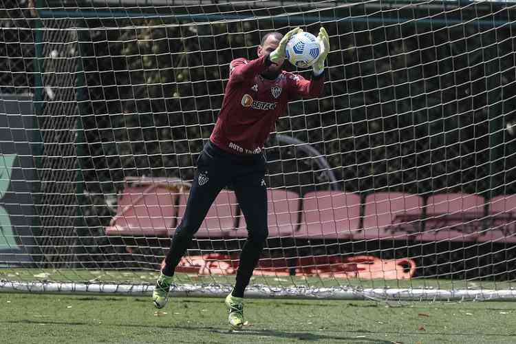 Weverton tem números próximos aos pênaltis de Prass no Palmeiras