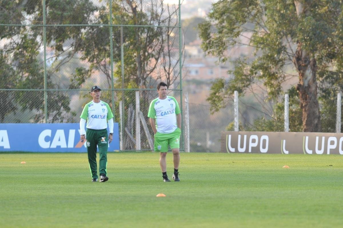 Depois de reunio com elenco e diretoria, Adilson Batista observou treino comandado por Drubscky no Amrica