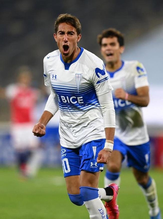 Under Armour, dos Estados Unidos,  a fornecedora da Universidad Catlica, do Chile