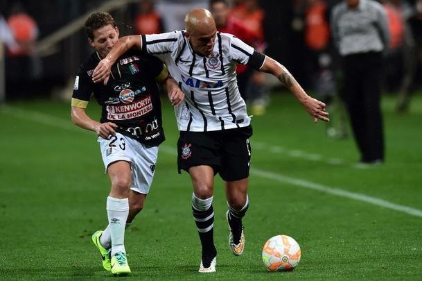 Em 2015, Fbio Santos voltou a disputar uma fase preliminar pelo Corinthians. Diferentemente de 2011, o time paulista avanou diante do Once Caldas, da Colmbia. No jogo de ida, o lateral foi titular e participou da goleada por 4 a 0, mas acabou expulso. No jogo da volta, ele estava suspenso (partida terminou empatada por 1 a 1).