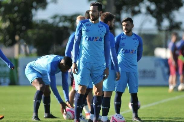 Jogadores do Cruzeiro durante treino desta sexta-feira na Toca da Raposa II