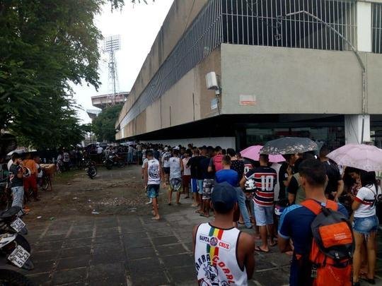 Torcedores formam longas filas no Arruda para comprar ingressos para o clássico contra o Náutico nos Aflitos