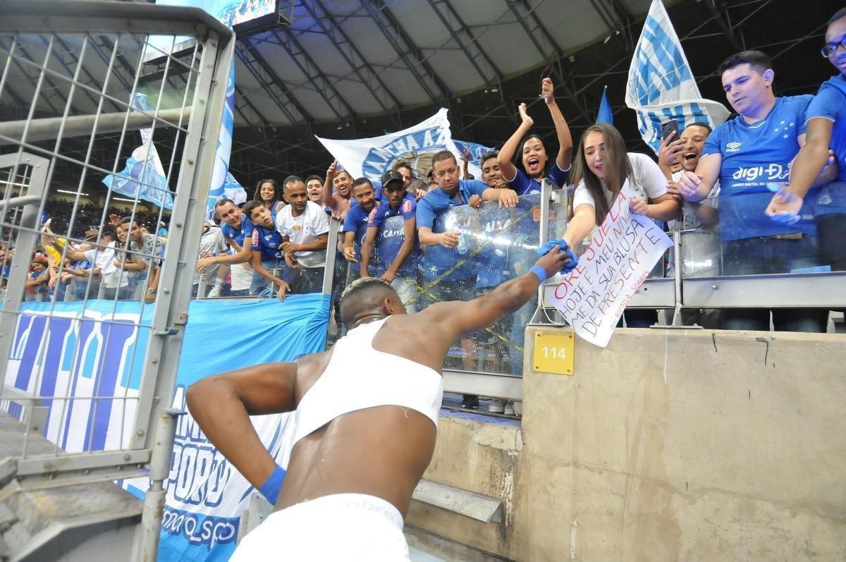 Lateral-direito Orejuela deu camisa a torcedora do Cruzeiro depois de vitria sobre o Santos, por 2 a 0, no Mineiro, pela 15 rodada do Campeonato Brasileiro. Rafaela Soares levou cartaz ao estdio pedindo uniforme do colombiano como presente de aniversrio.