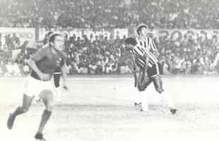 Palhinha (esquerda), do Cruzeiro, foi artilheiro do Campeonato Mineiro de 1975 com 10 gols. Na foto, ele celebra o gol do ttulo sobre o Atltico.