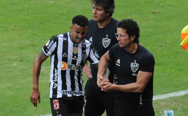 Jair, do Atlético, deixou o campo com dores, contra o Flamengo, e teve duas fraturas constatadas