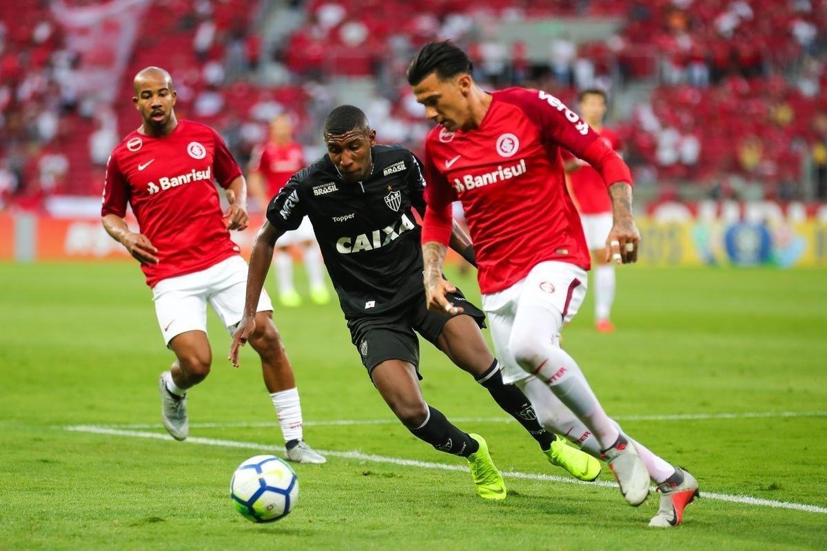 Galo derrotou Internacional no Beira-Rio com gols de Cazares e Terans; D'Alessandro descontou de pnalti