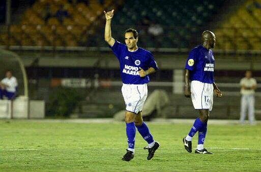 2001 - Copa Mercosul - Cruzeiro saiu na primeira fase ao terminar em terceiro colocado no Grupo 3. Imagem da partida diante do Independiente-ARG, no Mineiro