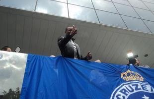 Novo reforo do Cruzeiro, Jlio Baptista foi recepcionado pelo presidente Gilvan de Pinho Tavares e acenou para torcedores da sacada da sede administrativa no Barro Preto