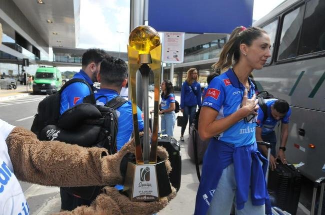 Minas desembarca no aeroporto de Confins, em BH, neste s�bado (30), ap�s o tri da Superliga Feminina