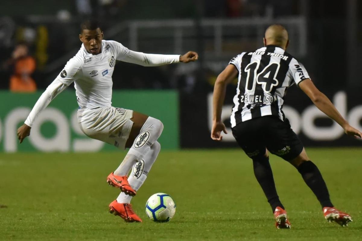Atlético derrotou Santos por 2 a 1, de virada, com gols de Chará, e avançou às quartas de final da Copa do Brasil