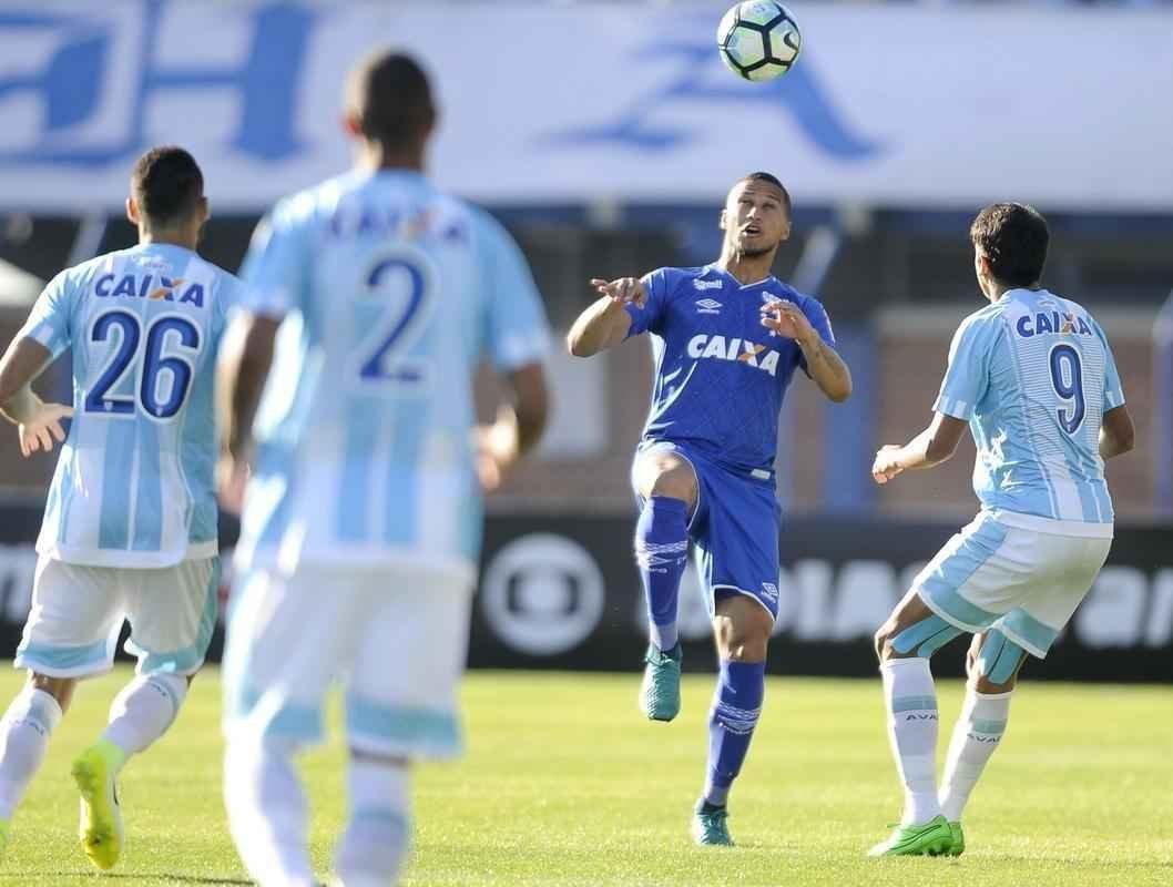 Apesar de ter dominado a partida, Cruzeiro perdeu para o Ava por 1 a 0, neste domingo, na Ressacada