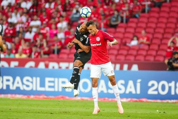 Galo derrotou Internacional no Beira-Rio com gols de Cazares e Terans; D'Alessandro descontou de pênalti