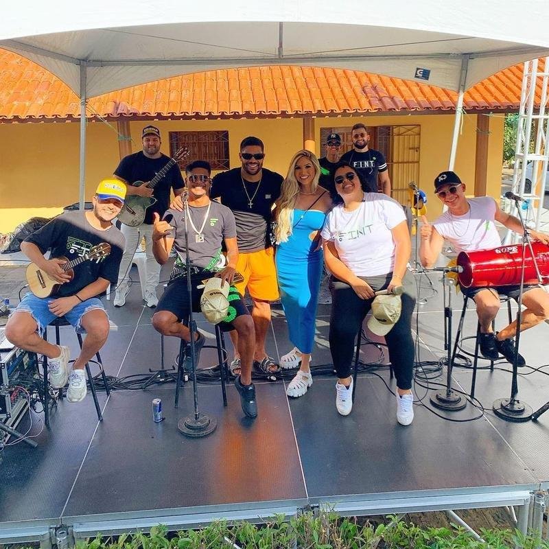 Hulk curtiu pagode em casa com a famlia