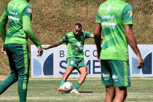 Dos dias 26 a 28 de janeiro, o Amrica realizou atividades totalmente voltadas ao confronto contra o Ava, pela 38 rodada da Srie B do Campeonato Brasileiro. Nesta sexta-feira (29), s 21h30, Coelho e Leo da Ilha se enfrentam no Independncia, em Belo Horizonte. A partida pode selar um indito tricampeonato do Amrica, que se isolaria como maior vencedor da competio. Alm disso, o elenco almeja a conquista para coroar uma temporada histrica, em que o clube foi semifinalista da Copa do Brasil.