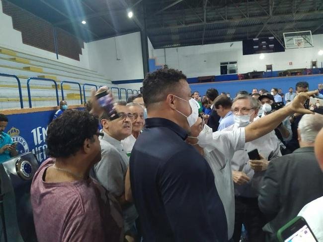 Ronaldo compareceu  votao da venda da SAF do Cruzeiro no Barro Preto e foi muito assediado por conselheiros do clube
