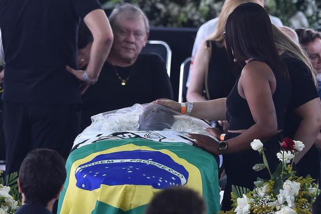 Os últimos momentos do velório de Pelé, na Vila Belmiro, estádio do Santos.
