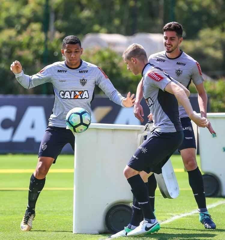 Fotos do treino de bola na cesta na Cidade do Galo