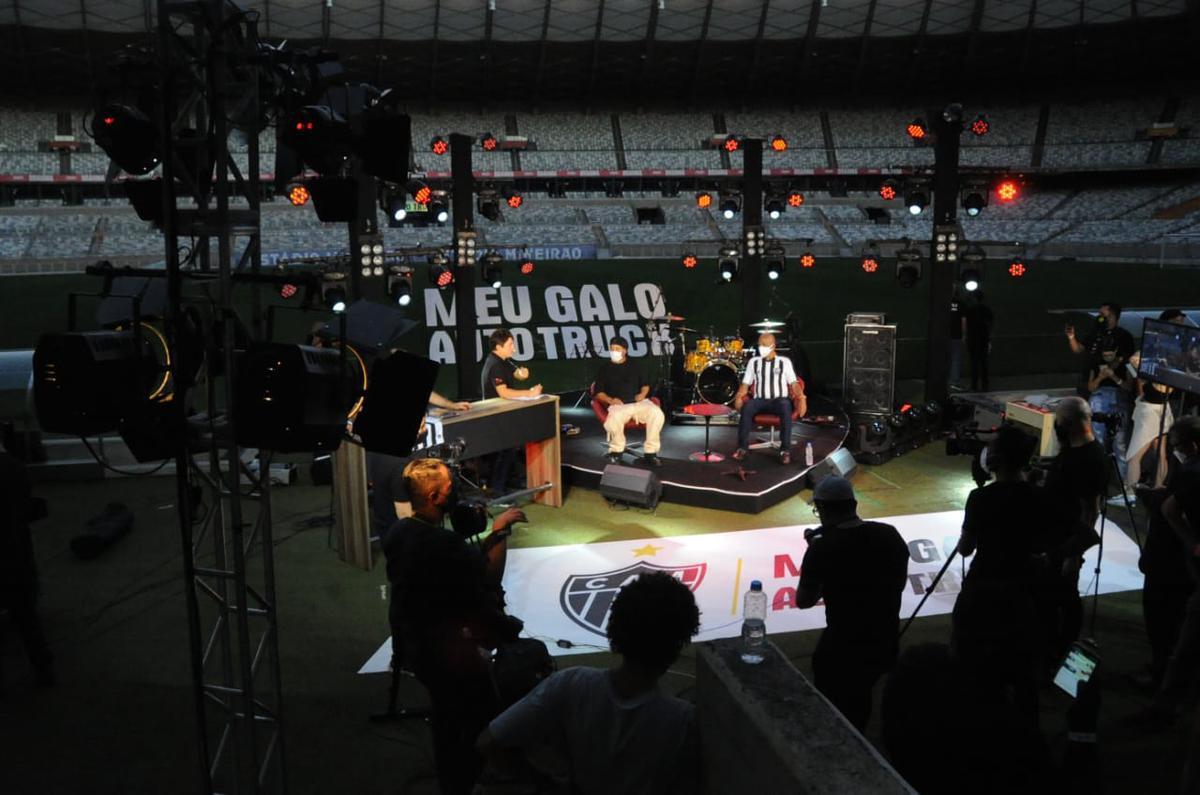 Ronaldinho participou de evento de patrocinador do Atltico no Mineiro e encontrou com jogadores da atualidade, como Rafael e Marquinhos, e dolos do passado, casos de Reinaldo, der Aleixo e Dad Maravilha