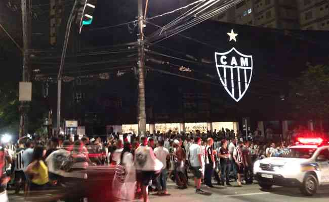 Torcedores do Atlético festejaram título da Supercopa na sede de Lourdes, em BH