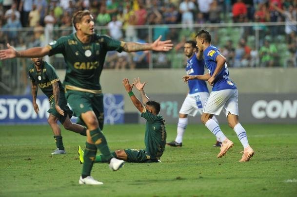 Aos 35 minutos do segundo tempo, Ded derrubou Matheusinho na rea. Os americanos reclamaram pnalti no lance, mas o rbitro Heber Roberto Lopes no marcou. O Cruzeiro venceu o clssico contra o Amrica por 2 a 1, neste domingo, no Independncia. 