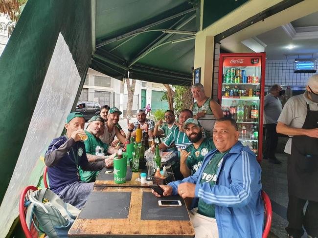Mesmo com o Allianz Parque fechado para o p�blico, o entorno do est�dio do Palmeiras reuniu muitos torcedores que v�o acompanhar a semifinal contra o Atl�tico em bares e restaurantes (T�lio Kaizer/EM/D. A Press)