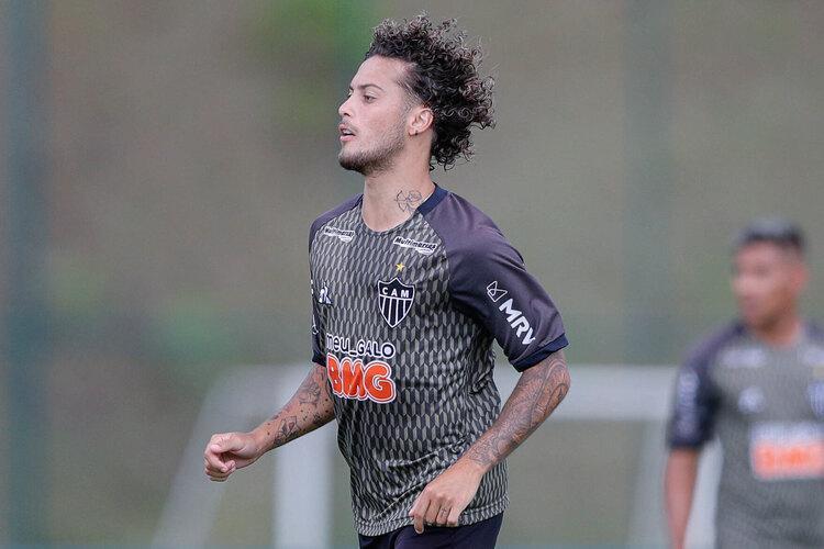 O lateral-direito Guga recebeu o diagnóstico positivo de COVID-19 na manhã desta quarta-feira, dois dias após a testagem realizada em todo o elenco do Atlético.