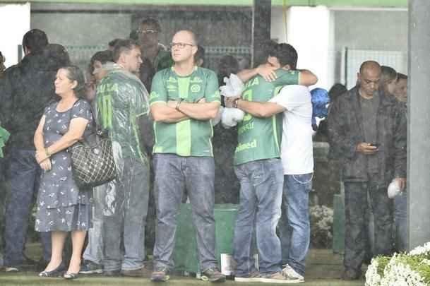Familiares dos atletas tentam se consolar em momento difícil