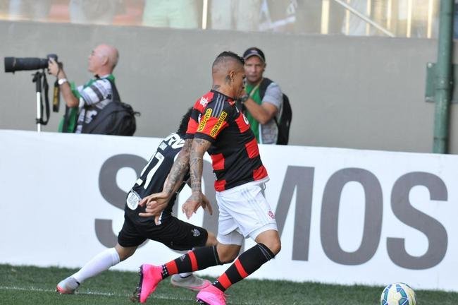 Lances do primeiro tempo do jogo entre Atl�tico e Flamengo no Independ�ncia