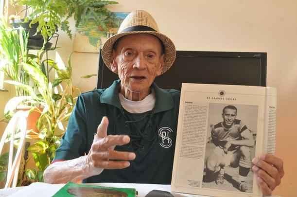 Recortes de jornais, revistas e a prpria memria de Nogueirinha contam parte da histria do Cruzeiro (fotos: Jair Amaral/EM D.A Press)