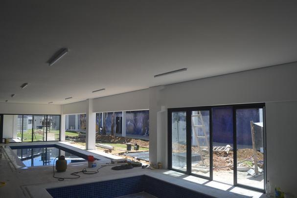 Academia do CT ainda est em obras, mas j tem rea com grama artificial e piscina