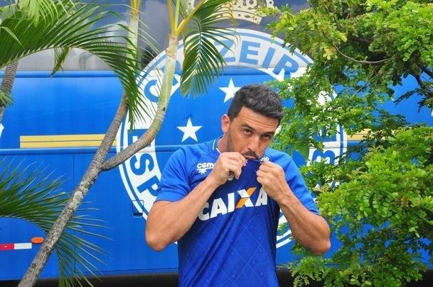 Veja fotos da apresentao do lateral Edilson