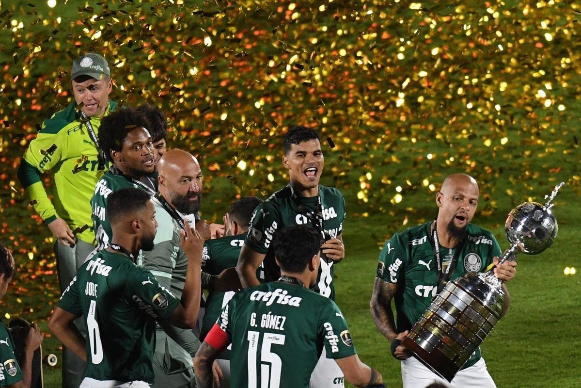 Fotos: festa dos jogadores do Palmeiras com a taa da Libertadores