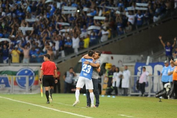 Fotos do jogos entre Cruzeiro e Deportivo Lara no Mineiro