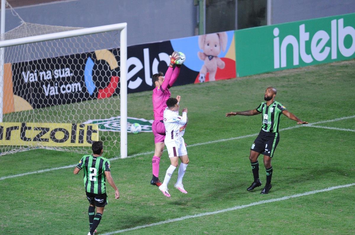 Fotos do duelo entre Amrica e Ferroviria, no Independncia, em BH, pela terceira fase da Copa do Brasil