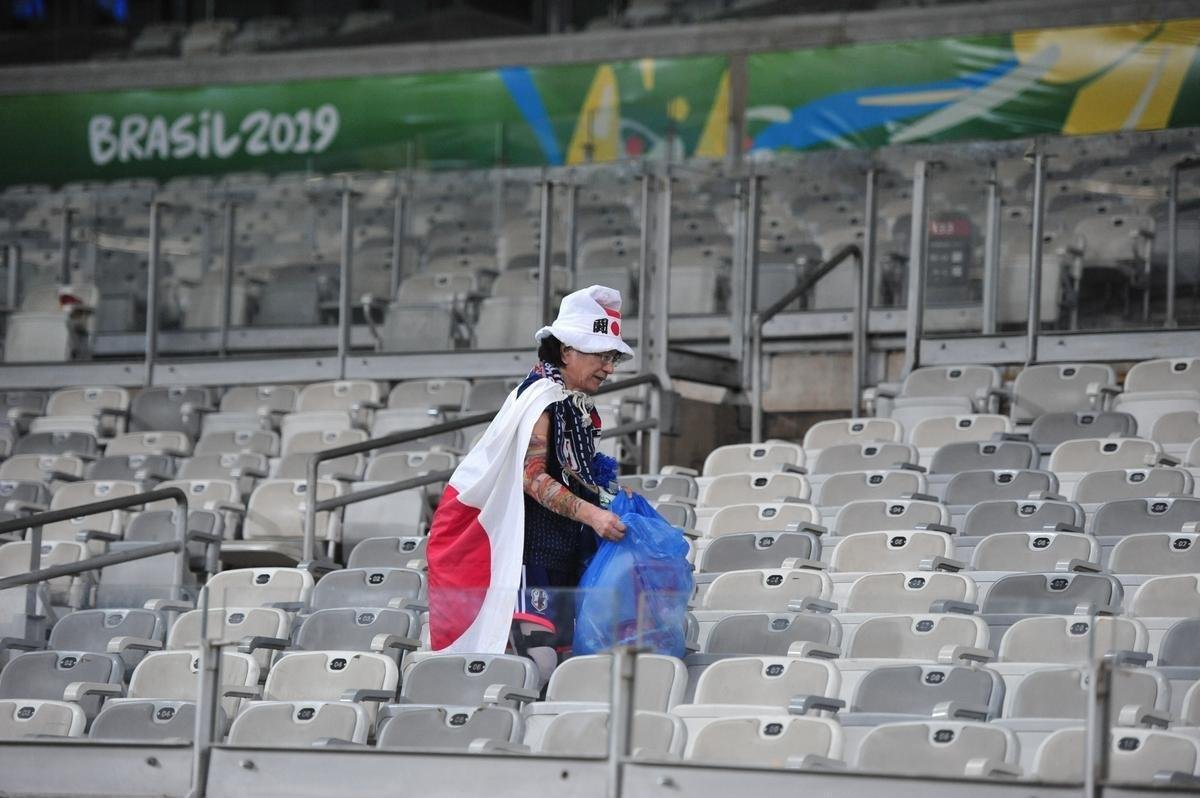 Depois do empate entre Japo e Equador, por 1 a 1, pela Copa Amrica, um torcedor japons deu um bom exemplo aos brasileiros. Com pacincia, ele recolheu lixo em vrios pontos do setor em que se encontrava no Mineiro. Na Copa de 2014, no Brasil, os nipnicos j haviam mostrado civilidade ao mundo ao limpar arquibancadas e vestirios dos estdios.