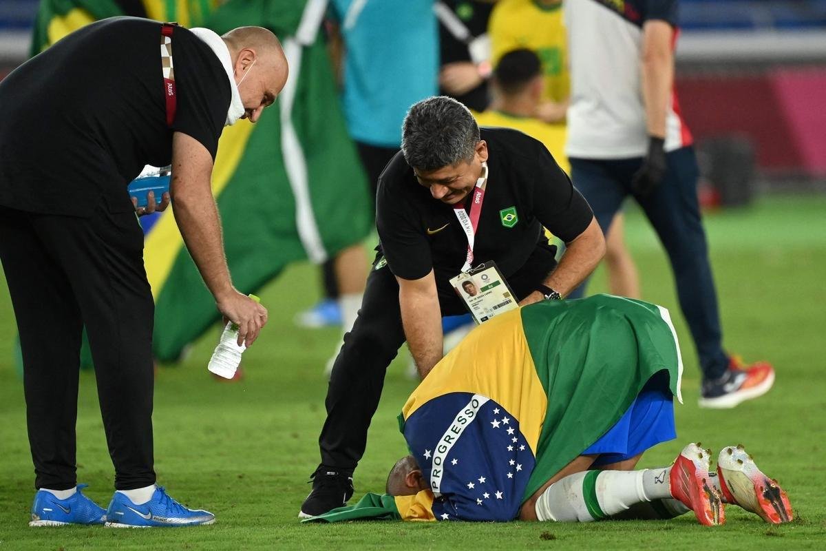 Fotos da festa dos jogadores brasileiros com a conquista da medalha de ouro em Tquio no futebol. Seleo  bicampe olmpica e de forma consecutiva