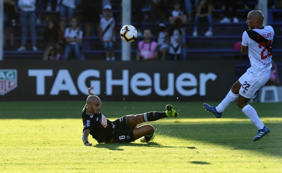 Lances do segundo tempo do duelo entre Danubio e Atltico, em Montevidu, pela Libertadores