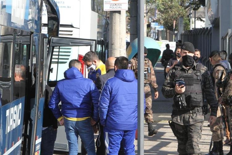A delegação do Boca Juniors foi liberada da Central de Flagrantes 4  (CEFLAN 4) da Polícia Civil, no bairro Alípio de Melo, região Noroeste de Belo Horizonte, por volta das 12h desta quarta-feira. Jogadores e membros da comissão técnica da equipe argentina ficaram na delegacia por cerca de 12 horas para esclarecimentos sobre a confusão no Mineirão após a eliminação diante do Atlético, nos pênaltis, pelas oitavas de final da Copa Libertadores da América.