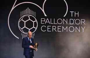 Karim Benzema recebe prmio Bola de Ouro, da Revista France Football, como melhor do mundo na temporada 2021/22. 
