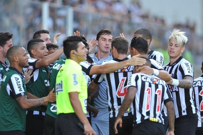 Imagens do duelo entre Atltico e Independncia, no Independncia, pelo Mineiro