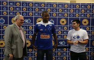 Apresentao do zagueiro Ded ao Cruzeiro. Jogador participou de ao de marketing, foi a supermercado e divulgou programa scio do futebol, que d desconto na compra de produtos  