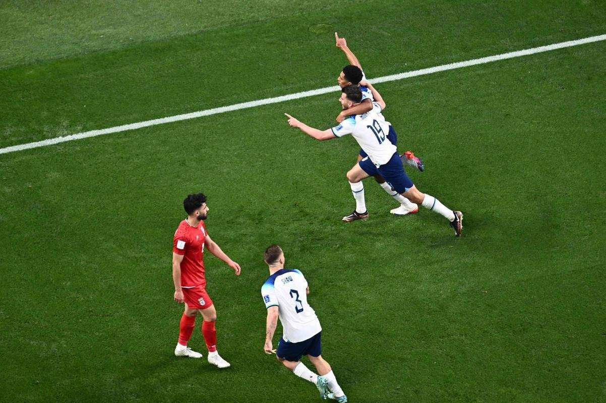 Inglaterra e Ir, no primeiro jogo do Grupo B da Copa do Mundo.