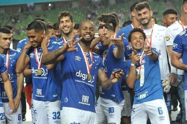 Entrega de medalhas e erguimento da taa: veja a festa do Cruzeiro com o bi do Mineiro