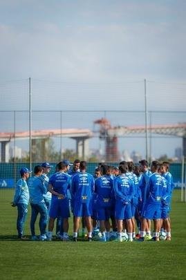 Cruzeiro treinou nesta tera-feira no CT do Grmio, em Porto Alegre, e concluiu a preparao para o duelo com o Internacional, no Beira-Rio, pela semifinal da Copa do Brasil. Time precisa de vitria por dois gols de diferena para ir  final. Se vencer por um gol de vantagem, a deciso ser nos pnaltis. Rogrio Ceni deve escalar o time com Fbio; Edilson, Ded (Fabrcio Bruno), Leo e Dod; Henrique e Robinho; Marquinhos Gabriel, Thiago Neves e David; Pedro Rocha.